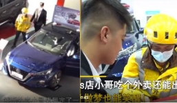 Đi giao đồ ăn đến showroom, shipper chốt đơn mua ô tô nhanh như chớp