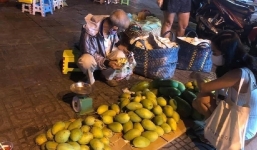 Cụ ông bán xoài lấy tiền chữa bệnh cho vợ được ủng hộ hơn 100 triệu đồng