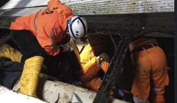 Xe buýt chở học sinh lao xuống khe núi sâu 20m khiến 27 người thiệt mạng