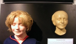 Bí ẩn về cô gái vô danh có đôi môi được hôn nhiều nhất lịch sử