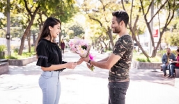 Đưa tên cô dâu lên bàn thờ và những phong tục cầu hôn lạ nhất thế giới