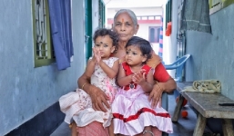 'Vô sinh' hơn nửa thế kỷ, người phụ nữ vỡ òa vì đẻ sinh đôi ở tuổi 73