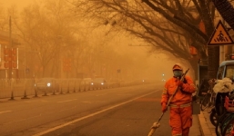 Hình ảnh Bắc Kinh nghẹt thở vì bão cát lớn như ngày tận thế