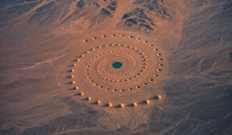 Siêu thị hàng hiệu và 7 thứ kỳ lạ được phát hiện ở sa mạc