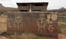 Thầy hiệu trưởng hầu tòa vì thả học sinh xuống hố xí để mò điện thoại