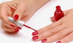 Cơ thể 'kêu gào' sau 10 giờ sơn móng tay và những sự thật chị em cần biết