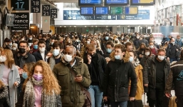 Người dân Paris lũ lượt rời thủ đô trước giờ phong tỏa gây tắc nghẽn 400km đường