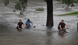 Cận cảnh mưa lũ ngập đầu xe khiến người dân Australia phải sơ tán khẩn