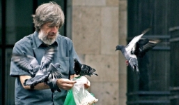 10 tập tục kỳ lạ trên khắp thế giới: Nhật Bản không nhận tiền boa, Singapore không được cho chim ăn