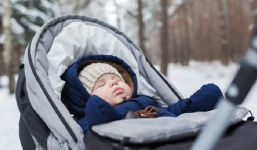 Để con ngủ ngoài trời giữa mùa đông, bố mẹ các nước xứ lạnh đưa ra lý do thuyết phục