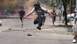 Toàn cảnh thế giới 24h ngày 1/4: Biden bị vấp khi lên máy bay, 15 triệu liều vaccine Covid-19 bị hỏng do nhầm lẫn