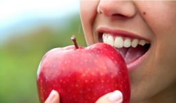 Làm cách nào để ăn 1 quả táo trong 2 năm mà không bị sao?