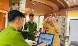 Đáng yêu hết nấc cảnh cụ ông gương lược chỉn chu trước khi chụp ảnh Căn cước công dân