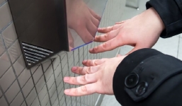 Lý do bạn muốn bỏ ngay máy sấy tay trong nhà vệ sinh