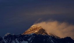 Toàn cảnh thế giới 24h ngày 10/5: Trung Quốc lập dải phân cách trên đỉnh Everest, Covid-19 có thể kéo dài sang năm 2022