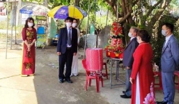 Cô dâu chú rể làm đám hỏi ngay chốt kiểm dịch khiến CĐM thốt lên 'cưng xỉu'