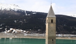 Ngôi làng đội nước 'sống dậy' sau 71 năm biến thành thủy cung