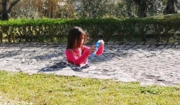 Bức ảnh cô bé 'vùi' dưới mặt đường 'gây lú' toàn cõi Facebook