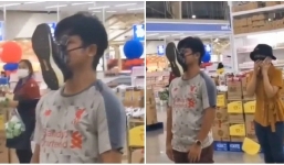 Thanh niên đeo giày lên mặt vì chót quên khẩu trang khi đi mua sắm