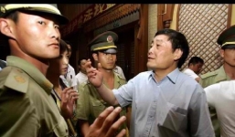 Tỷ phú giàu nứt đố đổ vách nhưng vẫn ngồi ăn cùng công nhân, mỗi ngày chỉ tiêu 20 USD