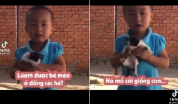 Xót xa bé trai nhặt mèo ở bãi rác về nuôi 'vì nó mồ côi giống con'