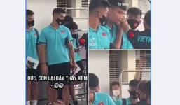 Khoảnh khắc HLV Park Hang Seo biết mắng oan Hoàng Đức nên vỗ vai làm hòa