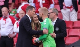 Hình ảnh vợ Eriksen vượt rào xuống sân khi nghe tin chồng đột quỵ