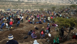 Sự thật về viên đá lạ giống kim cương khiến hàng nghìn người đổ xô đi đào bới