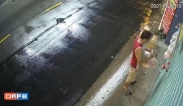 Nam thanh niên sức dài vai rộng 'quét sạch' đồ từ thiện cho người nghèo mùa dịch