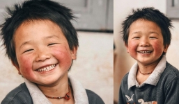Nụ cười ngọt như mật của em bé vùng cao khiến dân tình xao xuyến