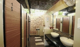 Dùng nhà vệ sinh công cộng hãy chọn căn phòng này cho sạch sẽ