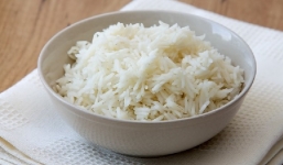 Cơm nguội hâm nóng ăn có sao không?