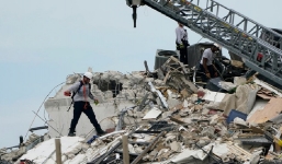 Toàn cảnh thế giới 24h mới nhất ngày 25/6: Sập nhà 12 tầng tại Mỹ, Cháy trường võ thuật Trung Quốc