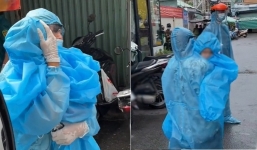 Cảnh bố bế con đi cách ly giữa trời mưa khiến CĐM không cầm được nước mắt