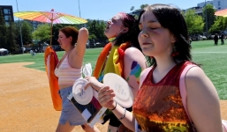 Người dân Mỹ - Canada kiệt sức trước nắng nóng kỷ lục