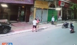 Thót tim khoảnh khắc người đàn ông đỡ được bé gái rơi từ tầng 2