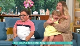 Cuộc sống hiện tại của cặp chồng lùn, vợ cao chênh lệch nhất thế giới