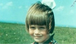 'Phi hành gia' bí ẩn sau lưng bé gái hơn 50 năm trước vẫn chưa lộ diện