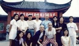 Ảnh khai máy 'Hoàn Châu cách cách' khiến netizen trào dâng xúc động