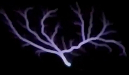 Bí ẩn ngọn lửa xanh bập bùng trên cột buồm, cánh máy bay... khi dông bão