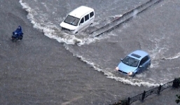 Mưa lũ kinh hoàng tại Trung Quốc: Nước ngập cổ người, xe cộ bơi giữa phố