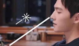 Cách Dương Dương xem điện thoại khiến fan cười ná thở: 'Y chang các cụ già U70'