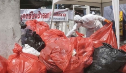 Rác thải chứa Covid-19 chất như núi khắp Thái Lan