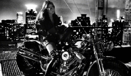 Sau ảnh hậu trường ngấn mỡ, Lưu Diệc Phi tung siêu phẩm chị đại cưỡi mô tô lướt gió trong đêm