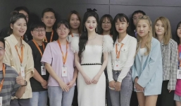 Cảnh Điềm trắng phát sáng khi chụp ảnh tập thể, lộ bí quyết dưỡng da cực dễ mà ai cũng lắc đầu