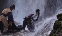 Đau lòng xem lại cảnh Lưu Diệc Phi bị thác cuốn trôi khi hóa thân Tiểu Long Nữ