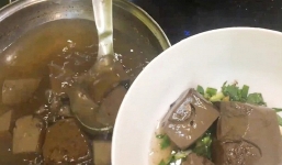 Cách luộc tiết lợn mềm dẻo, thơm ngon như ngoài hàng