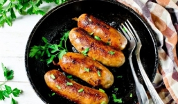 Xúc xích - món ăn trẻ con mê tít nhưng lại chứa loại gia vị gây hại không ngờ