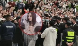 Học fan Nhiệt Ba cách 'nối tay', trèo cột khi đu idol