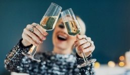 Làm gì để đón giao thừa 2022 một mình nhưng không cô đơn?